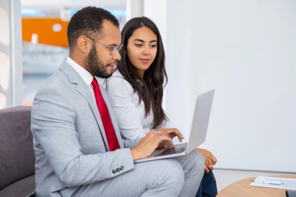 imagem de um homem e uma mulher trabalhando juntos em um laptop.