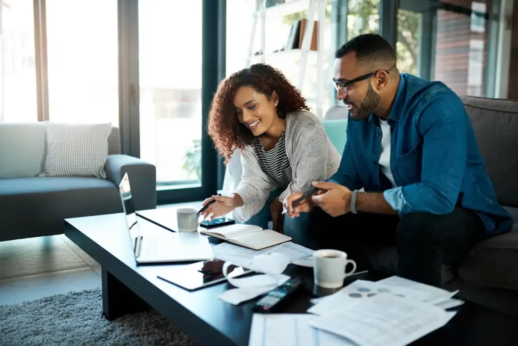 Colegas de trabalho olhando documentos em ambiente claro e moderno.